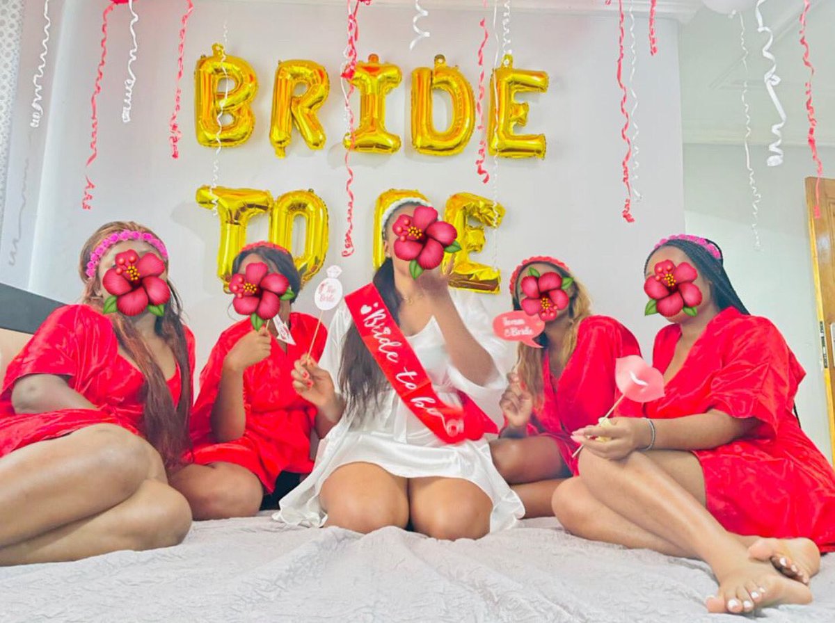 MmebeautifulD's tweet photo. |🌺 Bridal Shower ( EVJF) Surprise de Kadija | 
.
Ses amies lui ont fait une jolie surprise en lui offrant cet événement, elle ne s’y attendait pas du tout 🥰
Ce fut un moment Magique 🥺
.
.
#mmebeautiful #decoration #bridalshower #evjf  #evjfidea #237events  #eventplanner237 https://t.co/6UcWL6DTQc