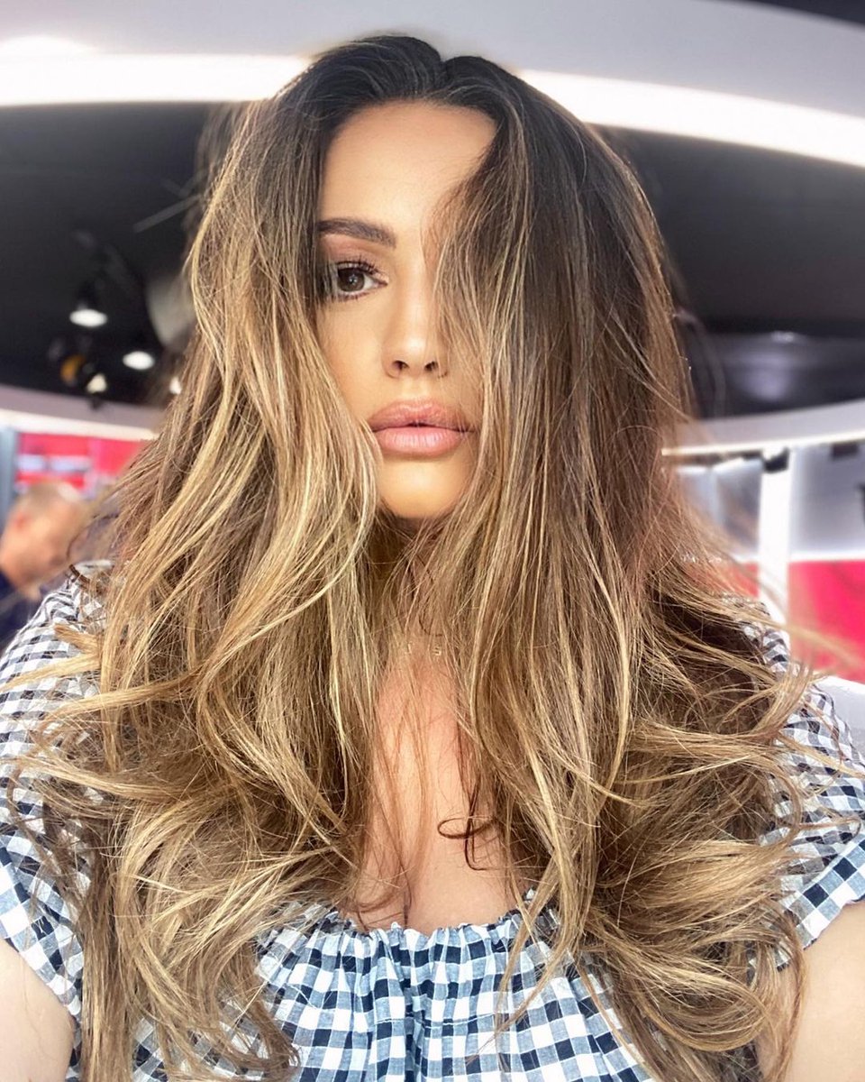🔥 Messy hair don't care! <a href="/IAMKELLYBROOK/">Kelly Brook / Mrs Parisi</a> with the weekend vibes 🔥