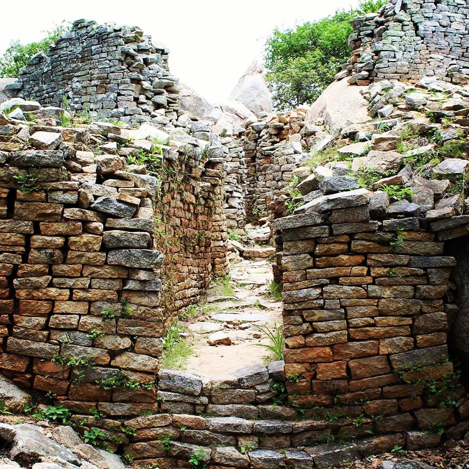 Consider putting #Mutoko on your bucket list for your #VisitZimbabwe experience! Explore the #MutokoRuins &amp; take that hike up the domineering famous granite mountains!
#VisitMutoko
#VisitZimbabwe
#AWorldOfWonders 
📸 #samughii, <a href="/iamclivean/">✯ᴅᴀwᴜ ᴅᴜɴᴀ✯</a>