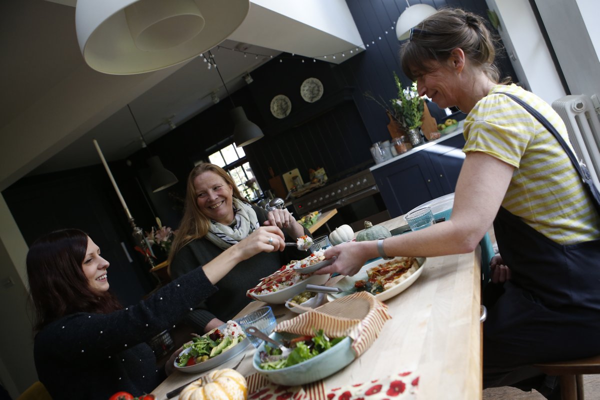 Having family and friends over this weekend for a buffet? 🍕

Be sure to keep everything tasting its best before everyone arrives using our handy beeswax wraps and cover-ups! 😍

bumblewrap.co.uk

#bumblewrap #wrapwashreuse