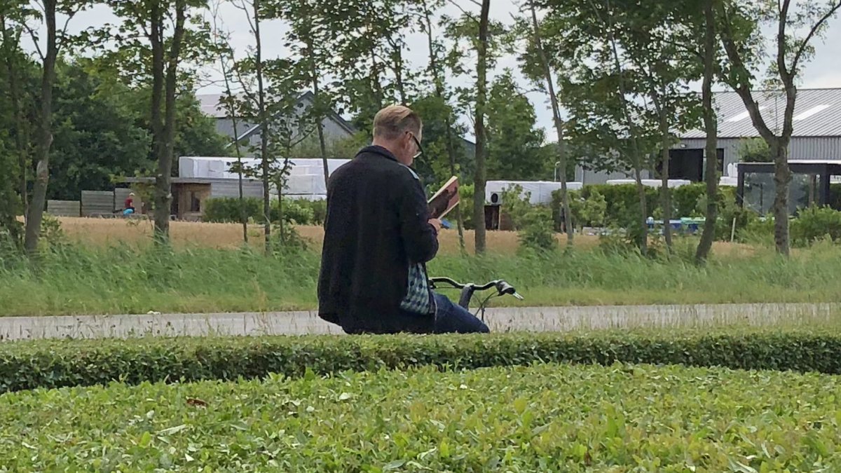 Padij's tweet image. Elke keer dat ik deze man zie fietsen geniet ik even. Wat moet dat heerlijk zijn. #Fietsen en #lezen . Ben helaas geen lezer🤨