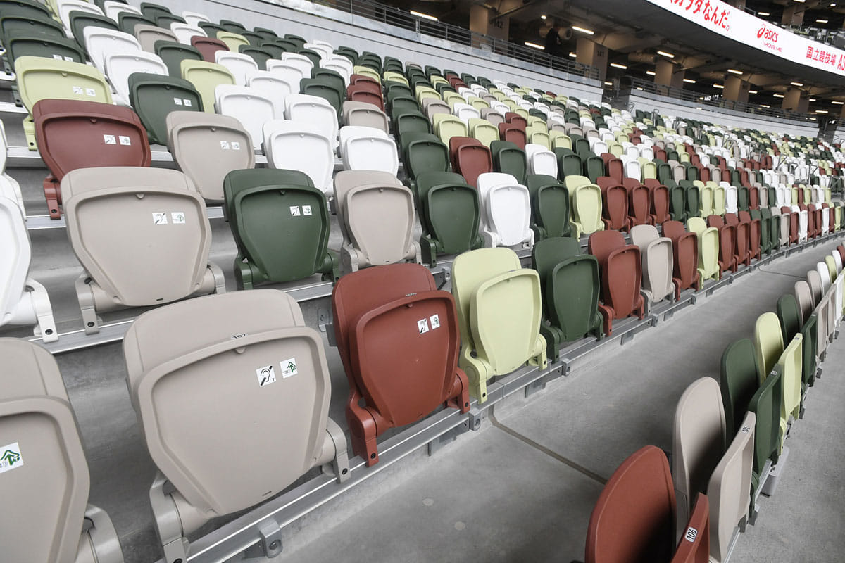 隈研吾為新國立競技場設計座席時，使用白、米、茶、深綠、淺綠五色，靠賽場的下層多些茶色、靠天空處多些白米、中層則交錯深淺綠。2019年完工時，他一定沒想到這超前部署的五色設計，會讓延期一年開幕的無觀客奧運會場，真如他說的「沒有人時，看起來才不會那麼寂寞。」
asahi.com/articles/ASP6X…