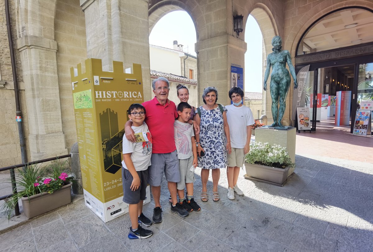 A #HistoricaSanMarino anche l'ex Presidente del Consiglio Onorevole #RomanoProdi in visita privata!

Vi aspettiamo in centro storico a #SanMarino per un viaggio indietro nel tempo ⏱️

#Storia #History #Weekend #Backintime