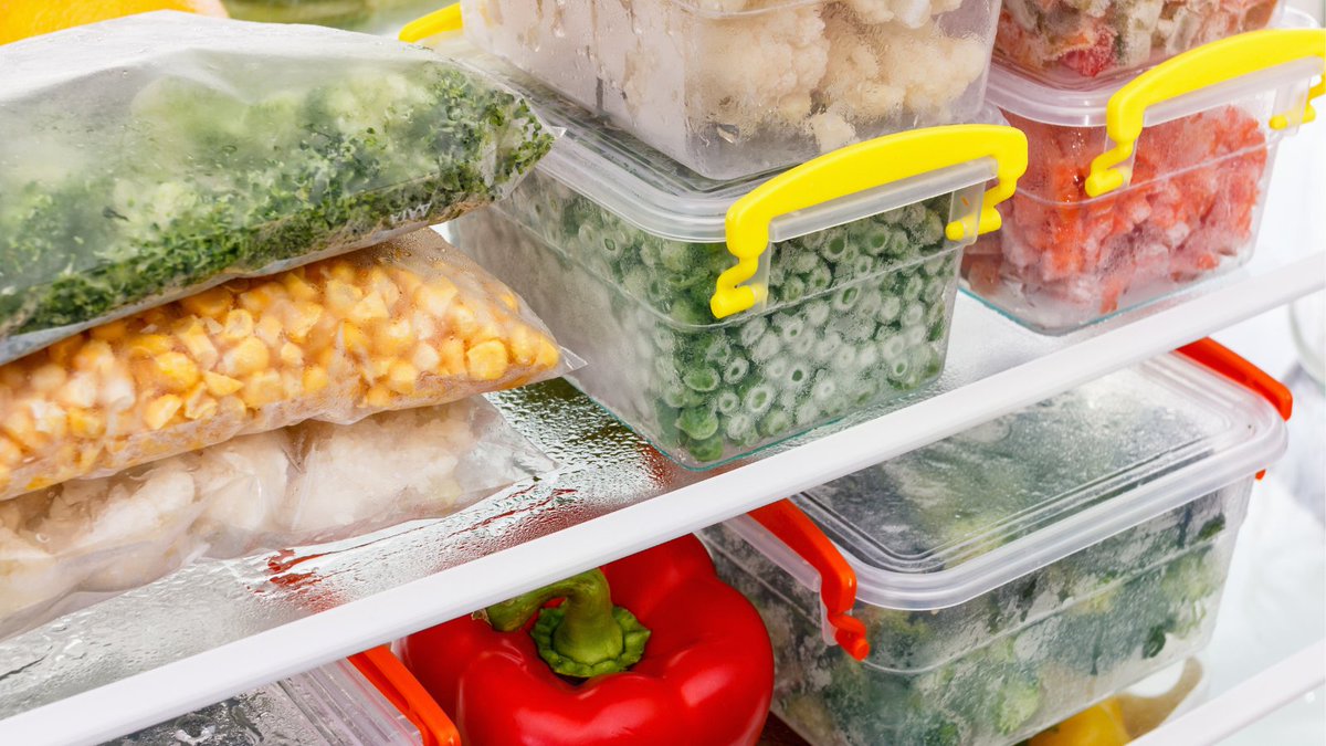 kitchenshortcut's tweet image. When freezing foods, let hot foods come to room temperature first. This will help you freeze food evenly and prevent spoilage. Hot foods may also warm and damage the other contents in the freezer. 

#KitchenShortcuts #kitchenhacks #kitchentips #kitchenistadiaries #food #foodtips
