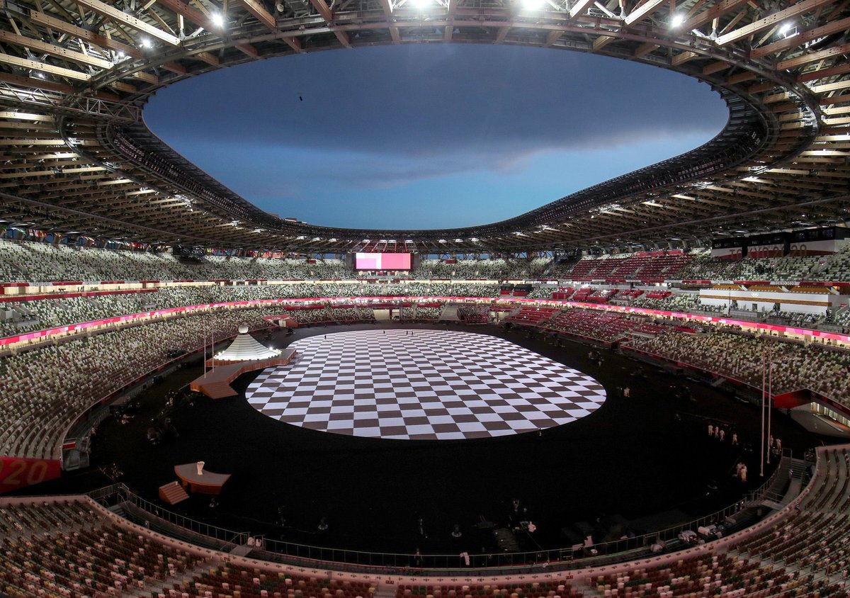 fujiwara_blue's tweet image. แต่พูดจริง ความดีเทลคือต้องให้นะ เพื่อไม่ให้นักกีฬาเหงา จะเห็นว่ามีการสลับสีเก้าอี้ คือมองไกลๆก็ยังรู้สึกว่ามีผู้ชมอยู่ #Tokyo2020 #オリンピック #โอลิมปิกเกมส์ #Olympics