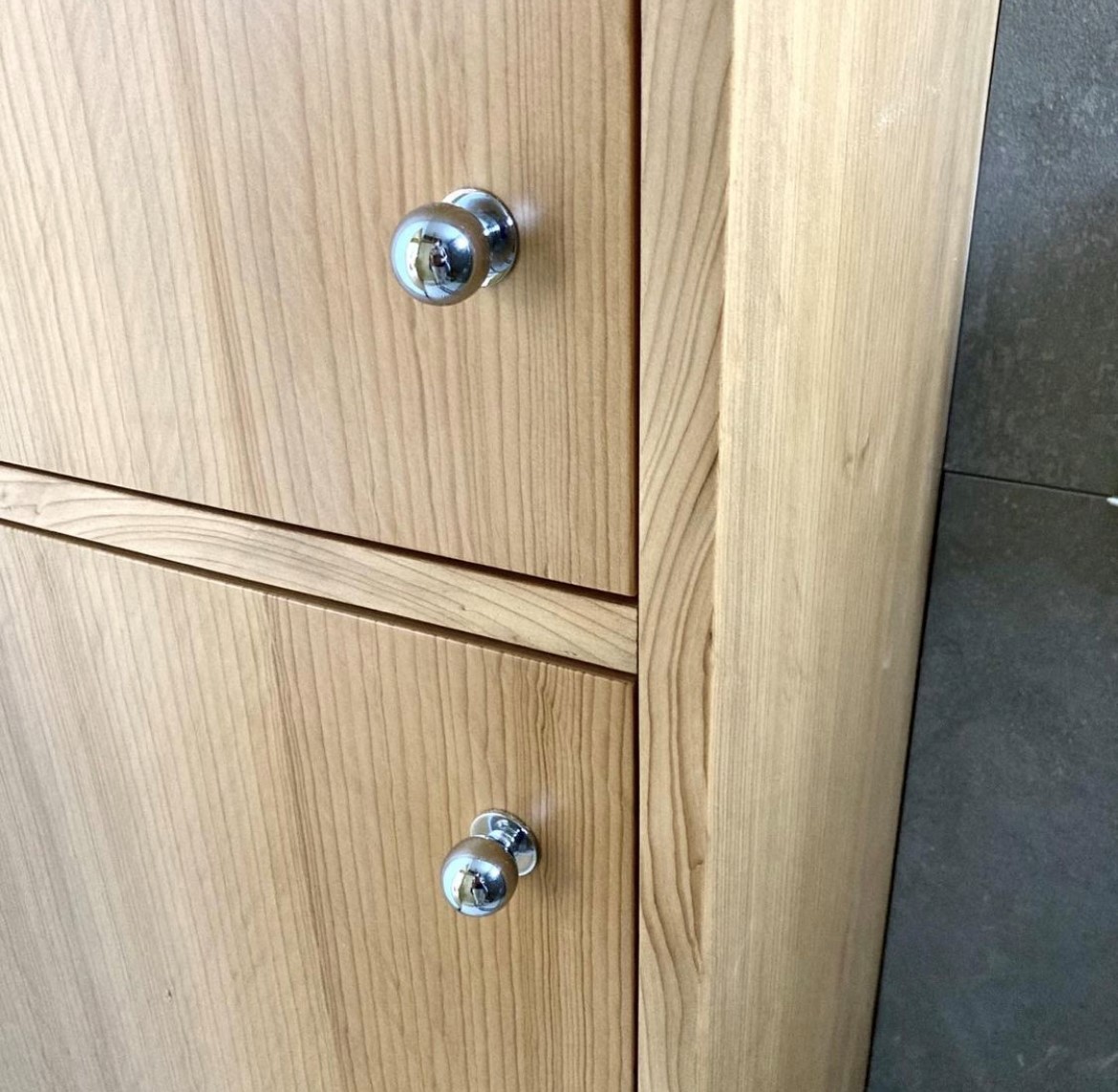 SDSLondon's tweet image. These polished chrome knobs look great in this image from @emmafarquharsoninteriors 
.
.
#simple #design #cupboardknobs #bespokejoinery #joinerydetails #cabinet