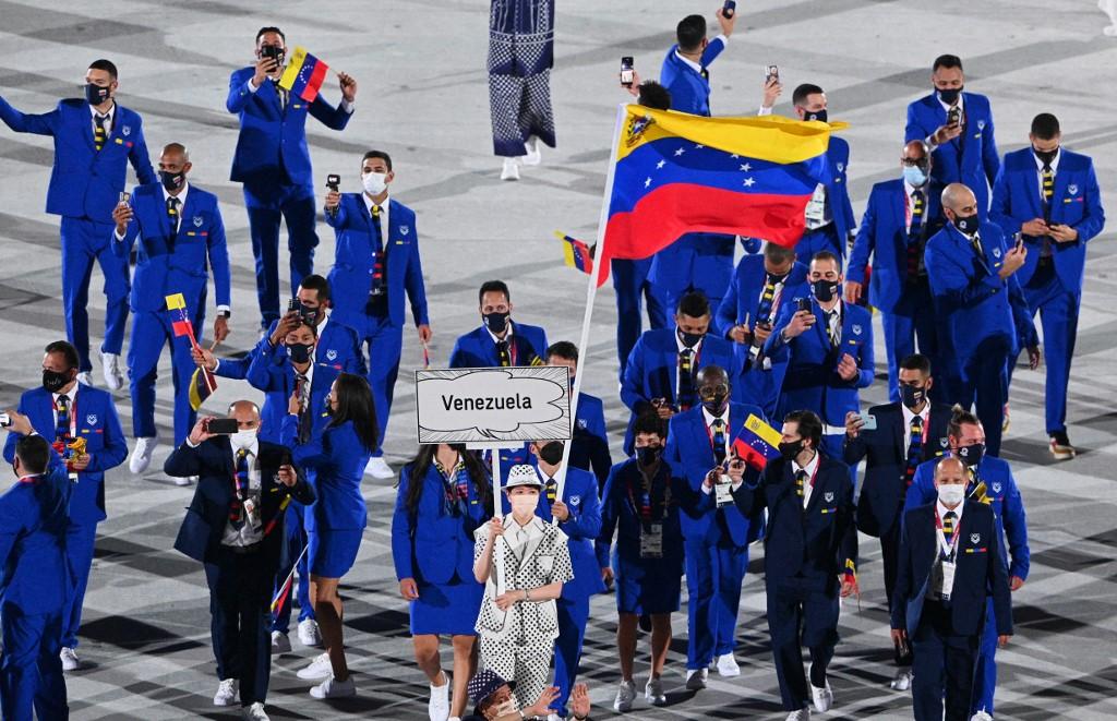 fotoecocultura's tweet photo. #EnFotos 
Inauguración de los #JuegosOlimpicos 
#Tokio2020 
Representación de 🇻🇪 

#DeVenezuelaParaTokyo 
@NicolasMaduro @MervinMaldonad0 @Mppjd_ @luchaalmada @Mippcivzla @OncaTvR https://t.co/ULWYAmNGzN