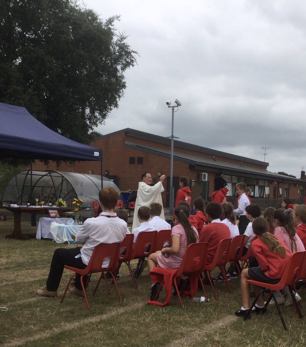 HTAHeadteacher's tweet photo. We celebrated a beautiful Leavers’ Mass this afternoon for our Y6 children and some governors who are retiring this year after many years of service. It was wonderful to invite parents and guests to share in this special event too. #HTACatholicLife #HTACommunity https://t.co/boVtMFitnu