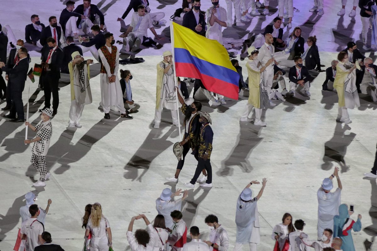 OlimpicoCol's tweet photo. Caterine, Yuberjen y toda Colombia brillaron en la apertura de los Juegos Olímpicos #Tokyo2020 🇨🇴

Una ceremonia sin público marcó el inicio de los Juegos Olímpicos. Colombia desfiló con 11 atletas y seis oficiales.

Lea la nota en: https://t.co/MxQyAnUV7x https://t.co/O5UoYE2T5R