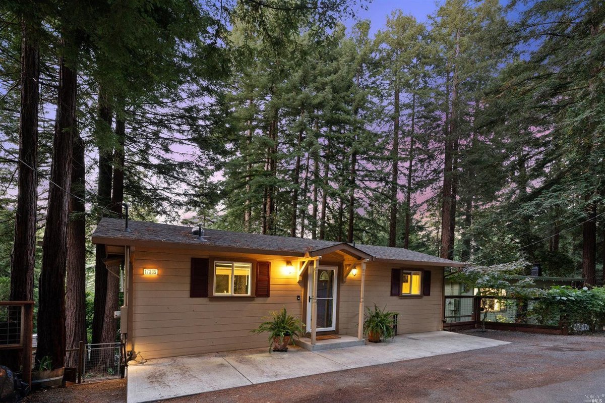 Darling Guerneville Cottage ~ Situated on a beautiful knoll just outside of Guerneville, this sparkling 1BR/1BA newer construction home offers style and comfort that's guaranteed to delight and surprise. 
buff.ly/2UuUmwl