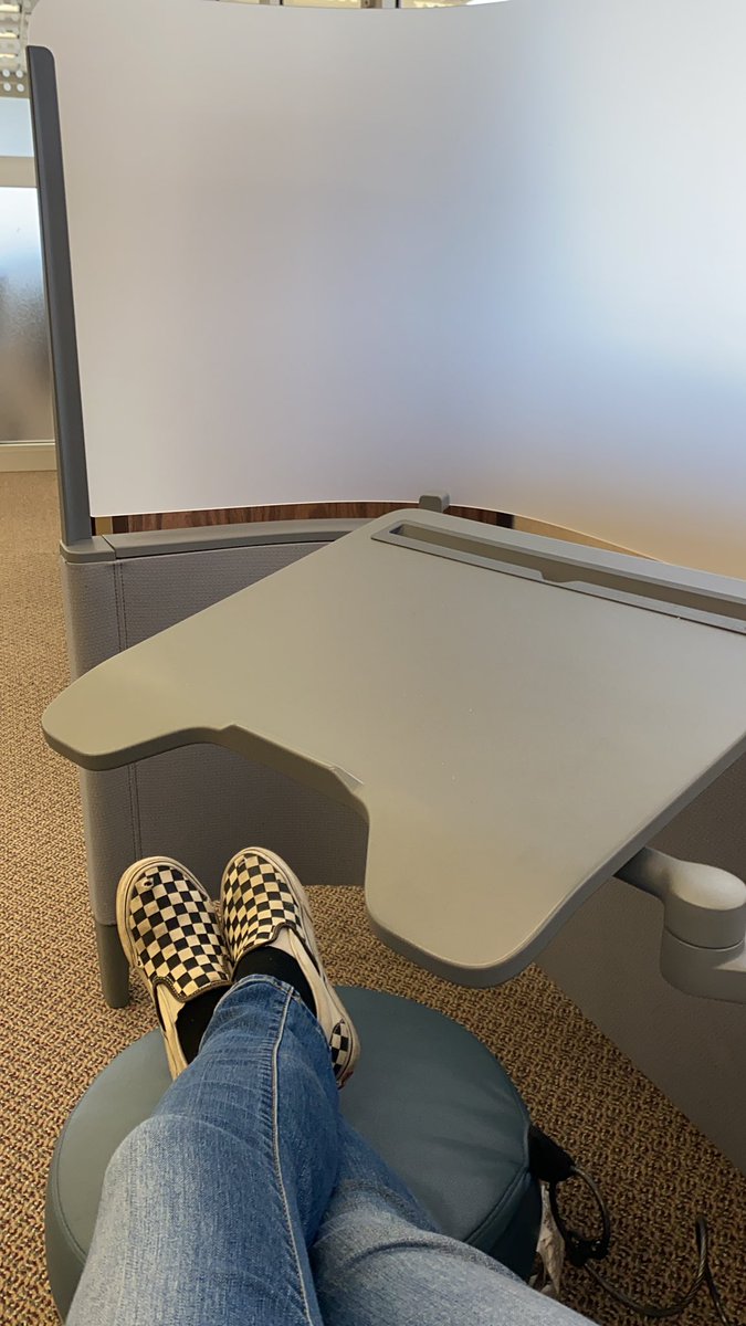 FyeJillian's tweet photo. The joy of finding an unoccupied Brody Lounge in Evans is indescribable. #tgif #fye #evanslibrary #tamu #aggies #tamu24 #tamu25 @tamulibraries https://t.co/YQKhb43Znu