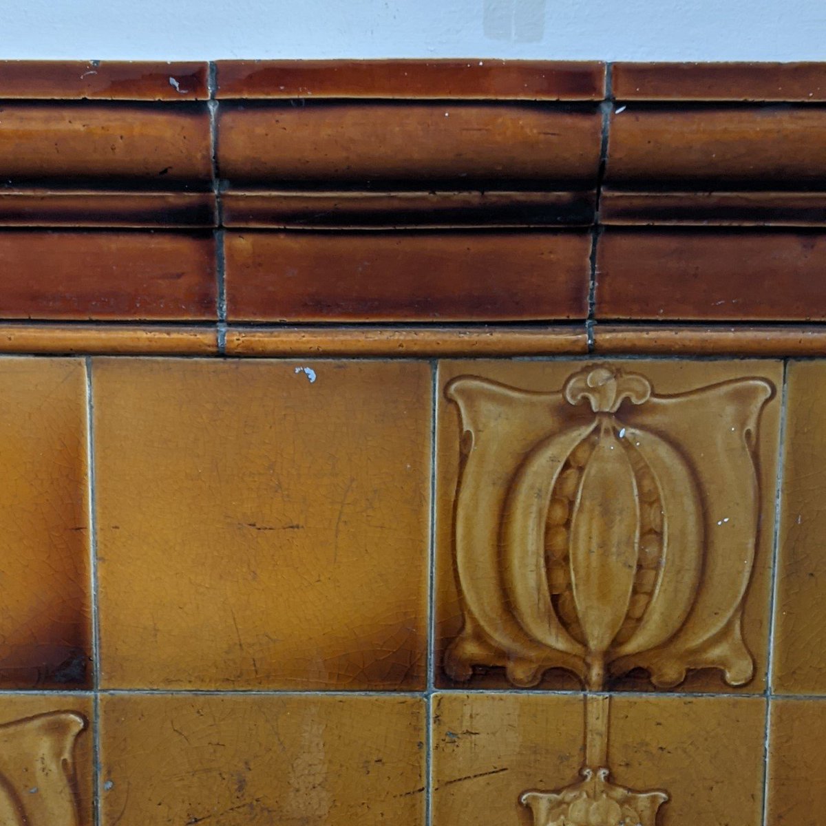 CarnegieLib's tweet photo. Carnegie Library, Experimental Photo Tweet No.3: 'Tiled Wall Detail - A Brown and Yellow Delight'. #ItsNiceThat #LambethLibraries #TilesOfLambeth #Brown #Yellow #Tiles https://t.co/nYgcUoEJ1u