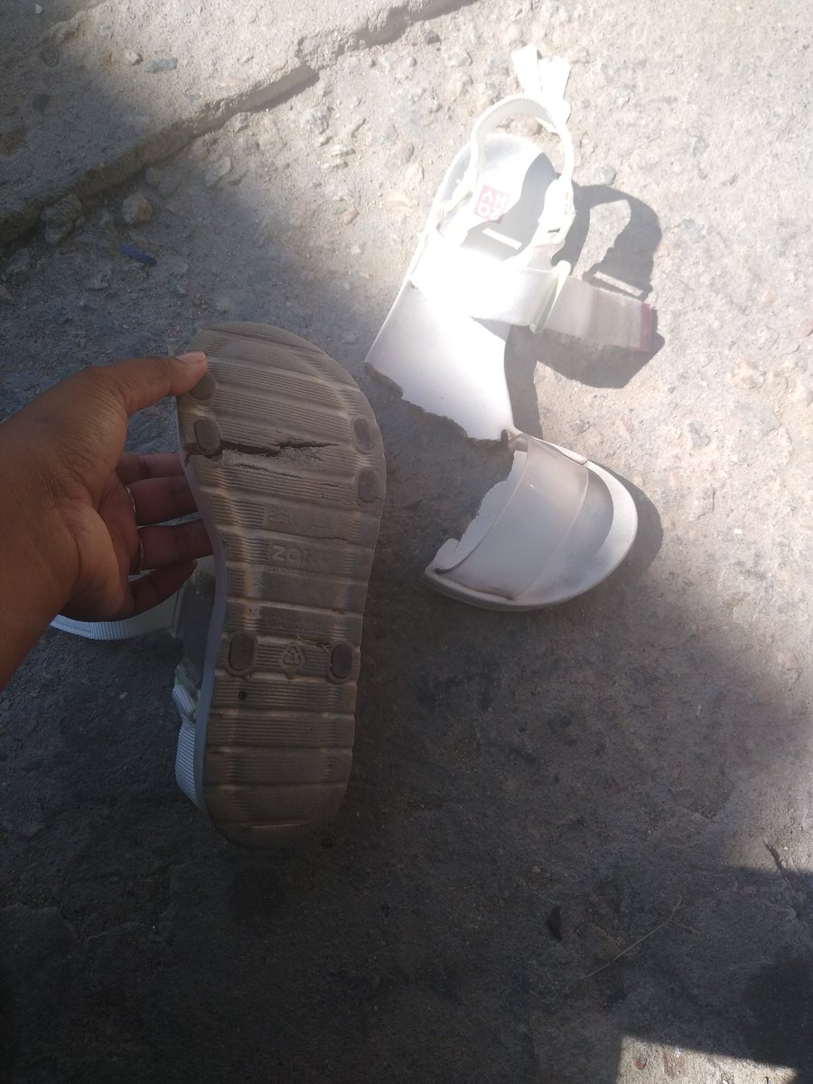 MonteiroKarine2's tweet photo. Eu acho as sandálias da #zaxy super confortáveis porém o produto está com péssima durabilidade, em menos de dois meses as sandálias quebram ao meio.
Essa e a segunda minha que acontece isso https://t.co/81ThYdar3x