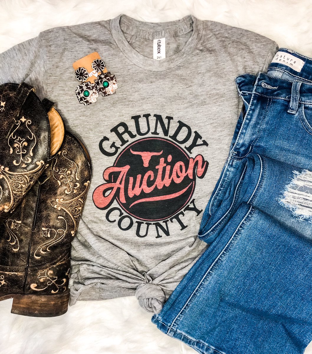 Hey pretty lady won’t you give me a sign🎶 This tee just dropped online! Grab it here👇🏼👇🏼

modernmagnoliaco.com/product-page/g…