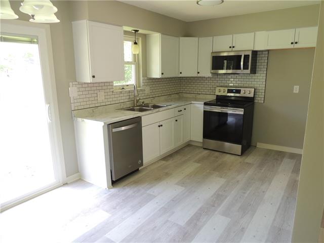 amysold1's tweet photo. Quiet location near Adams Dairy, I-70, shopping, &amp; Lake Remembrance! New flooring, windows, fresh interior paint, furnace, AC &amp; more. Kitchen features new cabinets, counters, backsplash, &amp; stainless steel appliances.

https://t.co/so2nfOcgAq

#AmySold #PremiumRealEstate https://t.co/hN0LL5X4In