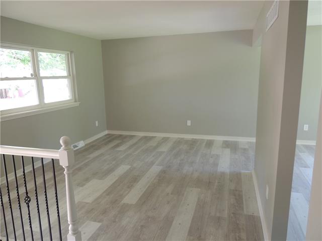 amysold1's tweet photo. Quiet location near Adams Dairy, I-70, shopping, &amp; Lake Remembrance! New flooring, windows, fresh interior paint, furnace, AC &amp; more. Kitchen features new cabinets, counters, backsplash, &amp; stainless steel appliances.

https://t.co/so2nfOcgAq

#AmySold #PremiumRealEstate https://t.co/hN0LL5X4In