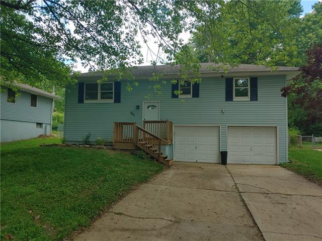 amysold1's tweet photo. Quiet location near Adams Dairy, I-70, shopping, &amp; Lake Remembrance! New flooring, windows, fresh interior paint, furnace, AC &amp; more. Kitchen features new cabinets, counters, backsplash, &amp; stainless steel appliances.

https://t.co/so2nfOcgAq

#AmySold #PremiumRealEstate https://t.co/hN0LL5X4In