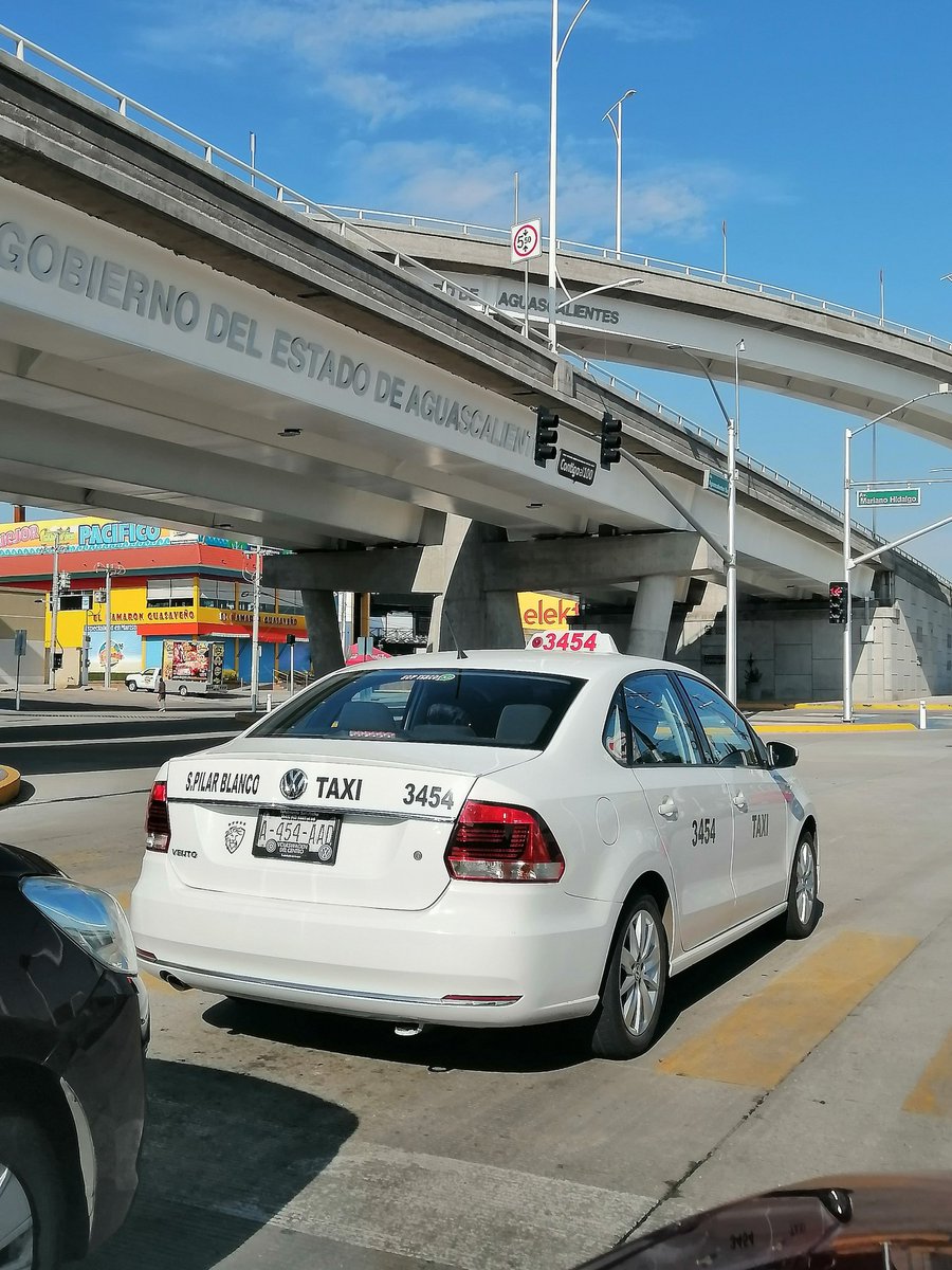 Cuando nunca has sido peatón y obstruyes el piano peatonal.
#MasCulturaVial #MenosIgnorantesalVolante 
@PalestraAgs @ultranoticiasag @El_Clarinete @AlDescubiertomx