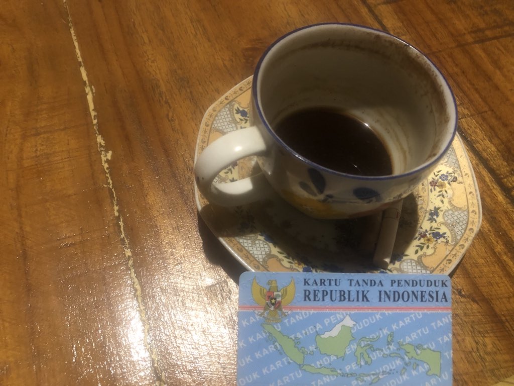 sudjiwotedjo's tweet photo. Kalau petugas vaksinasi nggak mau dikasih foto kopi KTP mintanya foto kopi susu KTP .. ya tinggal kasih dua2nya ini.. 👇🏿Hidup sangat sederhana, yg rumit cuma tafsir kita ttg foto kopi susu KTP https://t.co/pVyq4e5I70
