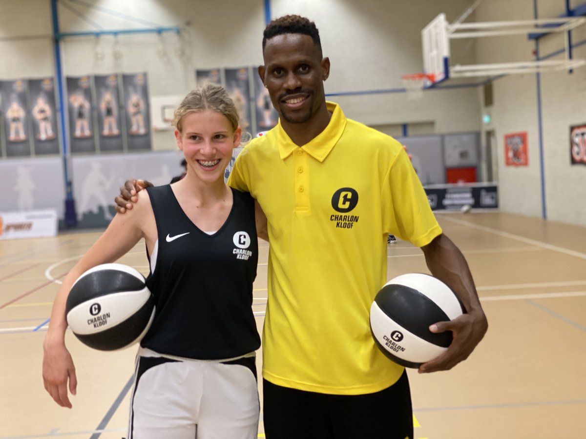 All smiles aan het einde van een fantastisch basketbal kamp! Jett genoot volop! Veel dank <a href="/CharlonONEKloof/">Charlon Kloof</a> en het team voor de inspiratie, de energie en de toffe begeleiding!