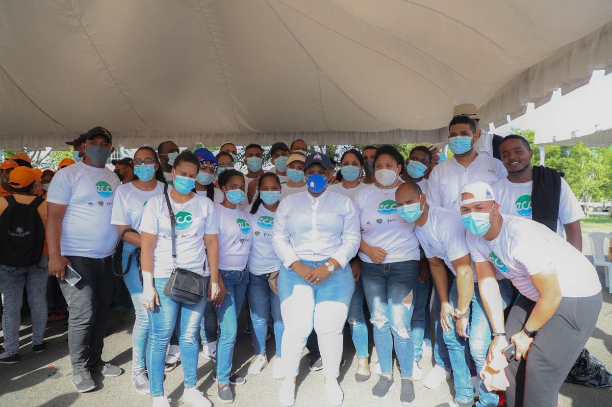 JuventudRD's tweet photo. La jornada estará siendo realizada en colaboración con @propeepgob, @MOPCRD y @LigaMunicipalRD, para juntos lograr el resultado que tanto anhelan los municipes de la localidad.
#MinisteriodelaJuventud #EcoJuventudes #AgentesVerdes #AgentesAzules #RutaDeLimpiezaEnSDE https://t.co/2DiBqhIx83