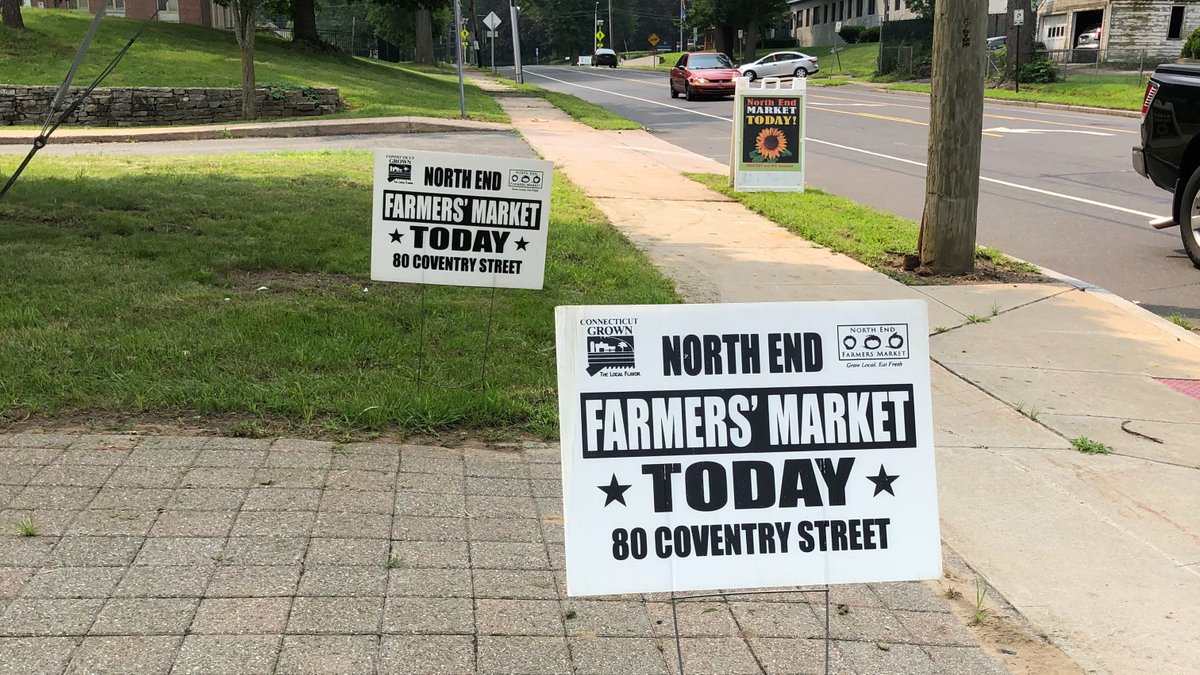 EndHungerCT's tweet photo. Our nutrition outreach staff were at it again this week w/ a visit to our partner at #NorthEndFarmersMarket! Grateful 4 opportunities to be in-person to share info/resources! Visit the market Wed in front of North End Senior Center 9a-12p🍅
#endhungerct #foodforall #hungerfreect https://t.co/5SR39mWJVn