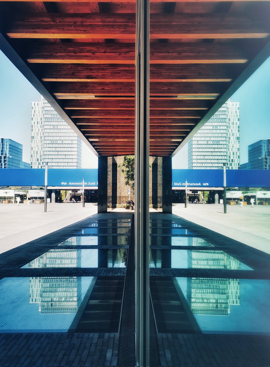 Lekker spelen met mijn foon op de zuidas voor de #twitterfotochallenge21 #symmetrie 😍

#zuidas #fotografie #mobilephotography #huawei  #architecture #Reflection #ns #prorail
