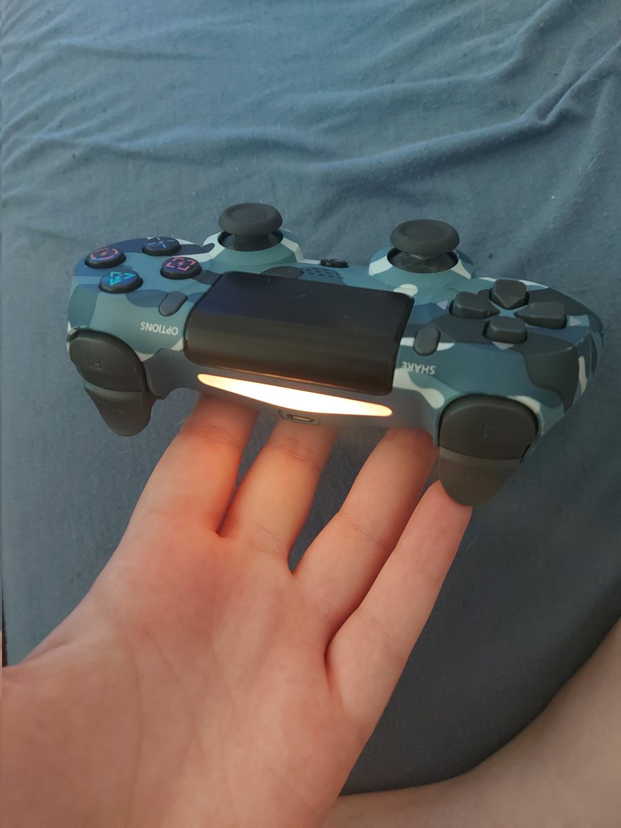 SakutaShimizu's tweet image. Den #grauen hab ich #zweimal und nun #spackt der eine,der andere ist mit #Schatzis #PlayStation #verbunden und er einzige der noch #funktioniert...sonst der eine mit #Akku #probleme, der andere #vibriert #einfach immer wenn der an ist,einer dies der andere das...