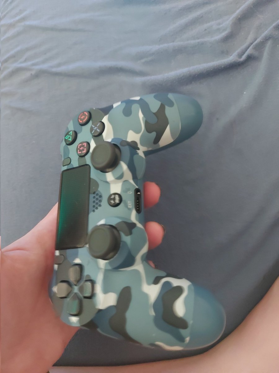 SakutaShimizu's tweet image. Den #grauen hab ich #zweimal und nun #spackt der eine,der andere ist mit #Schatzis #PlayStation #verbunden und er einzige der noch #funktioniert...sonst der eine mit #Akku #probleme, der andere #vibriert #einfach immer wenn der an ist,einer dies der andere das...