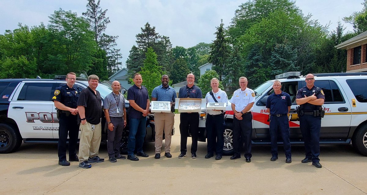 barrington220's tweet photo. Special delivery! 🍪 This week the #BSD220 Safety and Security Team visited all of our area first responders to say thank you. We are so grateful for such strong partnerships that help keep our school community safe! #Safety220 https://t.co/UoYufaxZwj