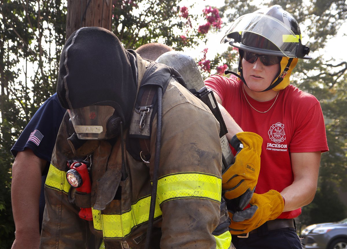 JacksonTNFire's tweet image. Our current Jackson Fire Department recruitment class assisted current JFD firefighters during an active fire call on Thursday, July 23. #JacksonTN