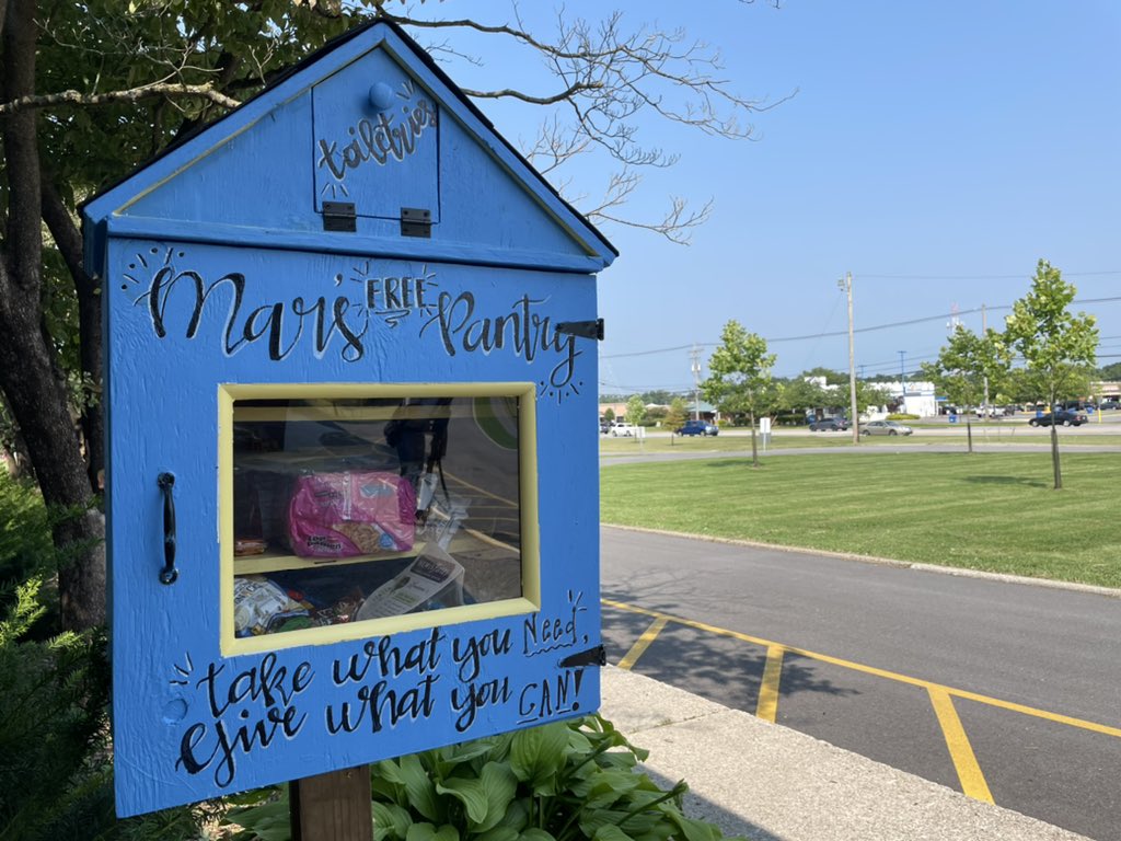 annabel_thorpe's tweet photo. There’s a new little free pantry right outside Zachary Taylor Elementary School. Today we spoke with the lady behind the pantry, and there’s so much more to it than meets the eye. It’s both a memorial, and in honor of the food concerns she lived through. @wlky https://t.co/dNtYLVsJfA