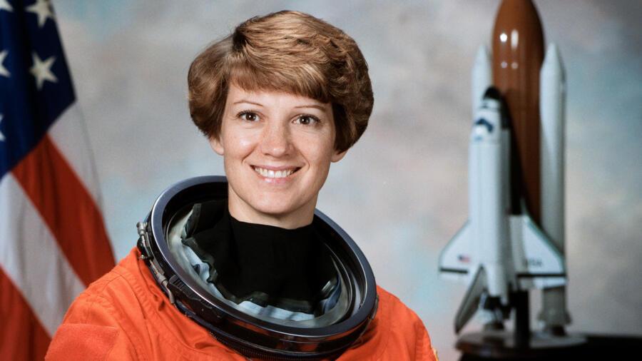 TheHERstorypod's tweet photo. #MorningMorsels

NASA astronaut Eileen Collins became the first woman in the U.S. to command a space shuttle mission on this day in 1999! The space shuttle Columbia took off from the Kennedy Space Center &amp; deployed the Chandra X-Ray Observatory. 👩🏽‍🚀

#HERstory
#WomeninSTEM https://t.co/V3iubzTwti