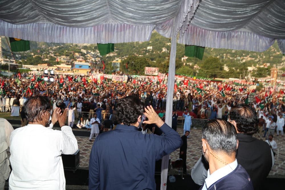 MediaCellPPP's tweet photo. پاکستان پیپلز پارٹی کا مظفرآباد میں بھرپور عوامی طاقت کا مظاہرہ، عوام نے بڑی تعداد میں شرکت کر کے 25 جولائی کے انتخابات کا فیصلہ پولنگ سے قبل ہی سنا دیا. #KashmirMainTeerChalega https://t.co/3v5hm6iPFn