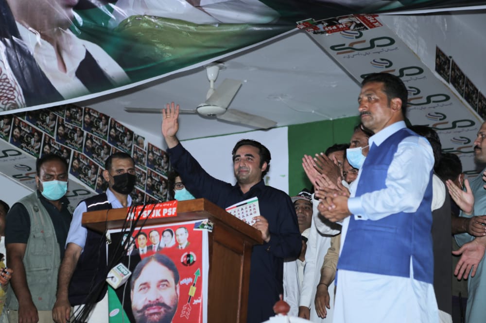 MediaCellPPP's tweet photo. پاکستان پیپلز پارٹی کا مظفرآباد میں بھرپور عوامی طاقت کا مظاہرہ، عوام نے بڑی تعداد میں شرکت کر کے 25 جولائی کے انتخابات کا فیصلہ پولنگ سے قبل ہی سنا دیا. #KashmirMainTeerChalega https://t.co/3v5hm6iPFn
