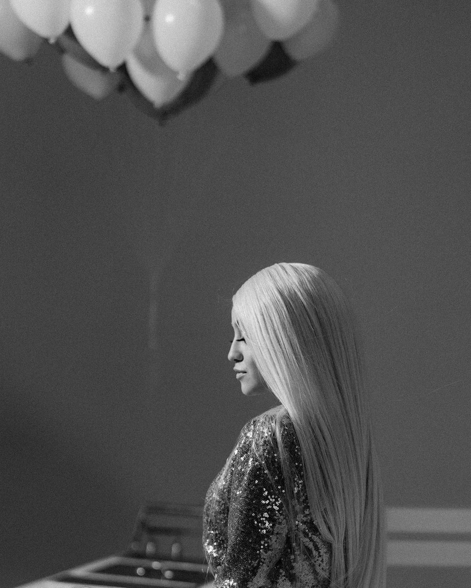 SinglesKS's tweet photo. 📷 | Nuevas fotos de @karolsevillaofc en la grabación de #NadieTeEntiende 🌸 https://t.co/nbRa3UoYuQ