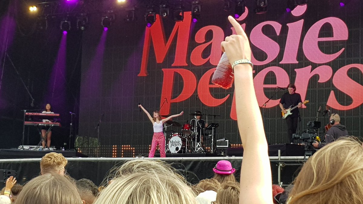 mydogminton's tweet image. Impressive transition! @maisiehpeters at @LatitudeFest two years ago in a tiny shed; just now on the MAIN STAGE. Amazing to have seen both. #feralgirlsummer #ISignedUpForThis #feral #blowup #glowup