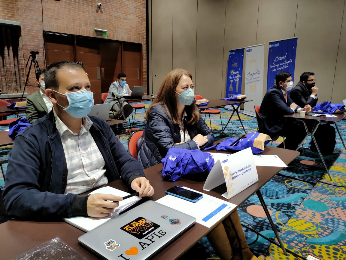 MincienciasCo's tweet photo. #AEstaHora nos encontramos en el lanzamiento🚀 del programa "Sistemas de Innovación Empresarial - Innovación más País Bogotá", en donde 20 empresas beneficiarias de la región vencerán retos y desafíos💪🏼 del sector, para innovar con resiliencia🌟.
 #BogotáInnova https://t.co/g9gGvGMhZt