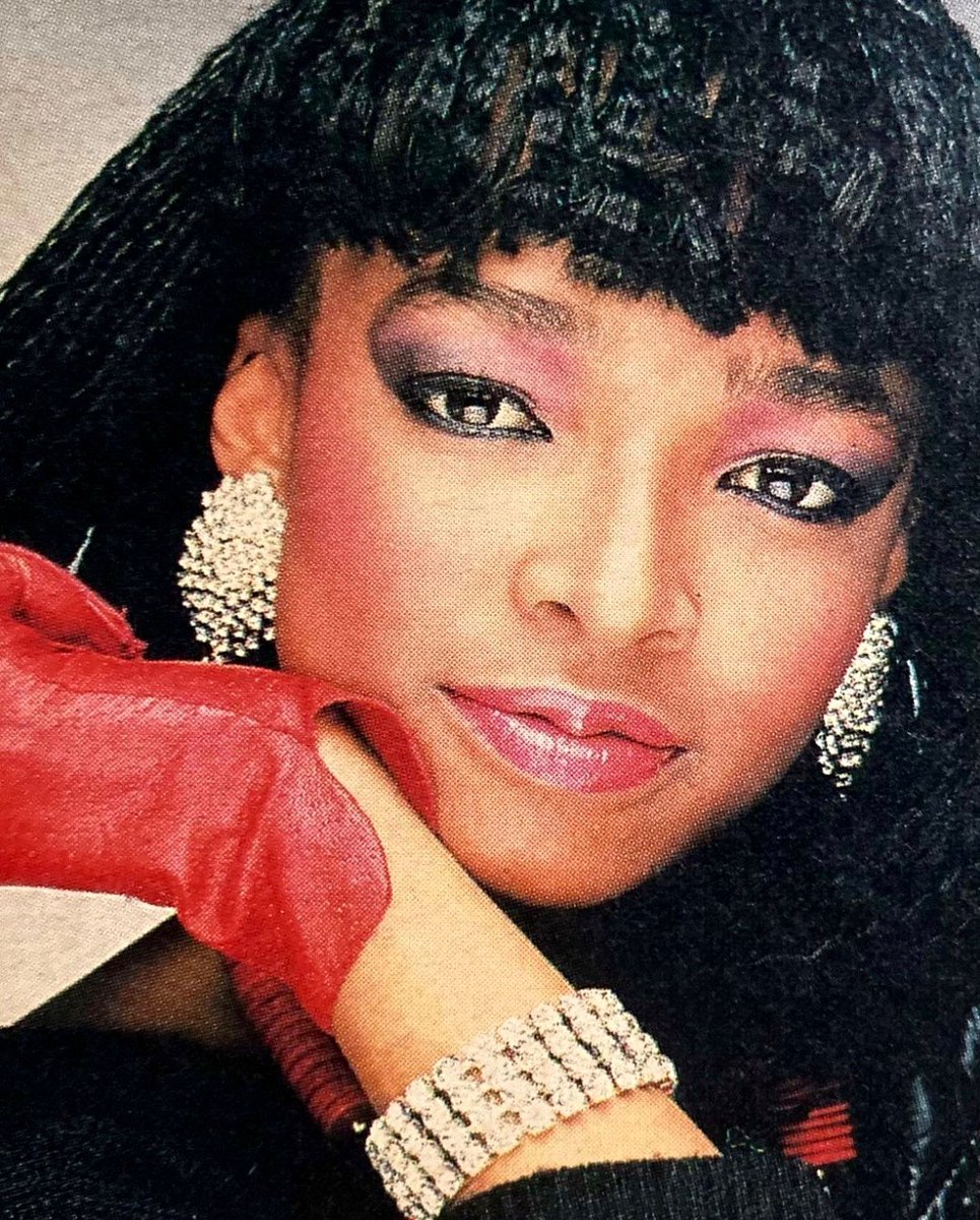 SIEDAHGARRETT's tweet photo. .#FlashbackFriday Photo by famed photographer Sam Emerson during a Michael Jackson @RollingStone photo shoot in 1987. He was #MJ's favorite.
#SamEmerson #samemersonphotography #mjfam #moonwalkers #mjjcommunity #FBF https://t.co/0fYZpedbdY