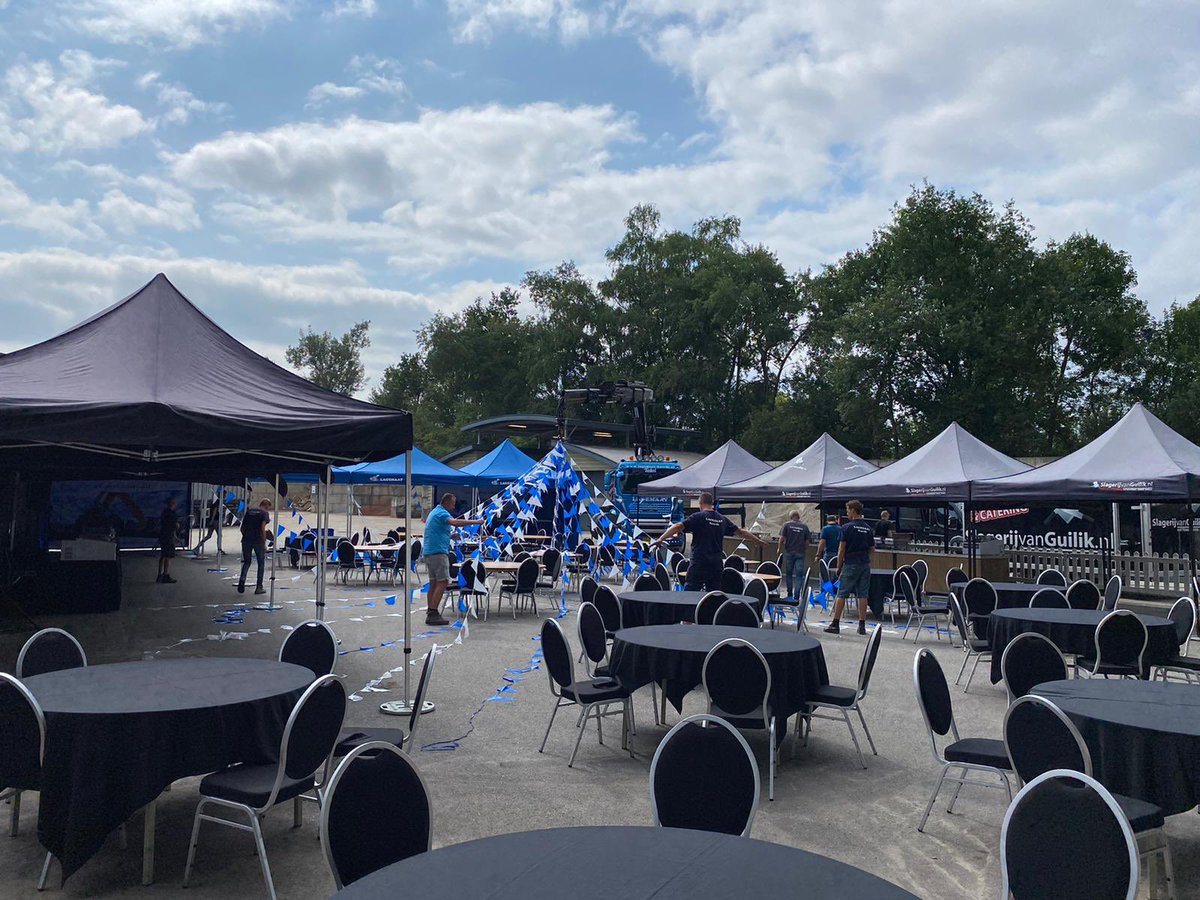 Het personeelsfeest bij Lagemaat kan van start. Alles staat ‘Corona proof’ klaar voor een lekker buffet en drankje.