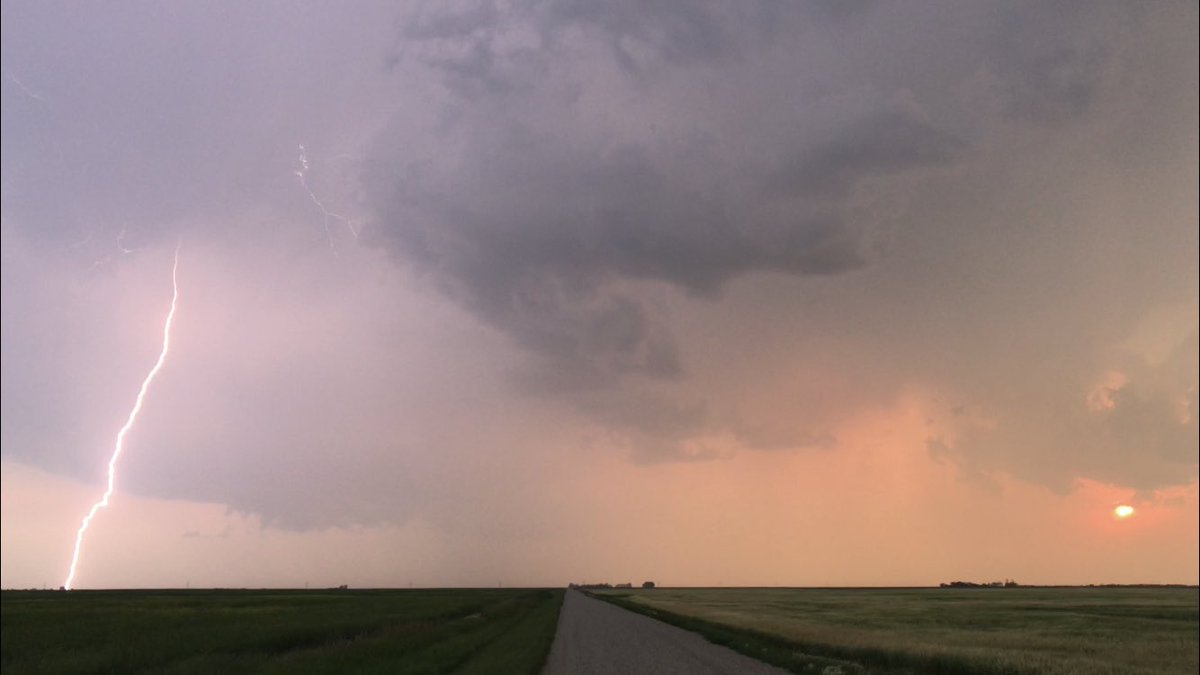 PennerCory's tweet photo. Beautiful sunset CG strike North of Weyburn, Saskatchewan last night. #lightning #sunset #stormclouds #ig_stormclouds #skstorm @LostInSk @shannbil https://t.co/CRvsSjbZT7