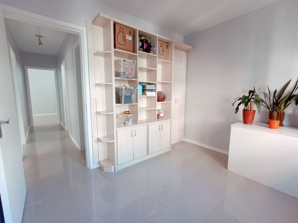 deisecimovel's tweet image. OPORTUNIDADE PARA COMPRAR DE BARBADA!
Apartamento na Duque de Caxias | Centro Histórico | R$ 359.000,00
👉86m² área privativa
👉DE FRENTE
👉100% REFORMADO
👉3 dormitórios
👉2 banheiros
👉1 vaga 
👉Gás Central
👉Móveis sob medida com 2 ar condicionado
👉Lavanderia separada