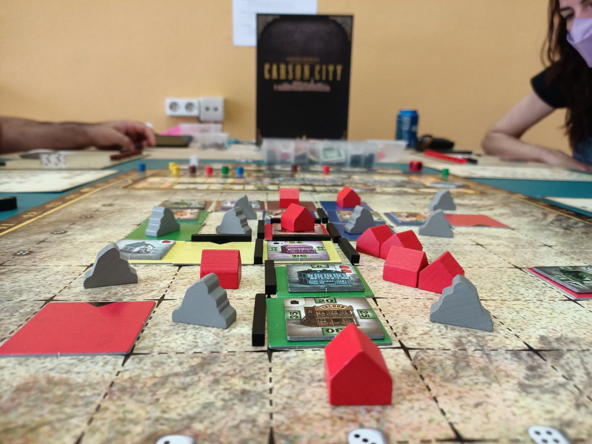lamesadeDavis's tweet photo. ¡Ya hemos empezado a darle a la mandanga en la visita a @dandojuegoAB con @sr_mindundi, @moonnoise, @gemerlos82 y #Kortes! ¡Carson City a 5 jugadores! https://t.co/siq98ecIsC