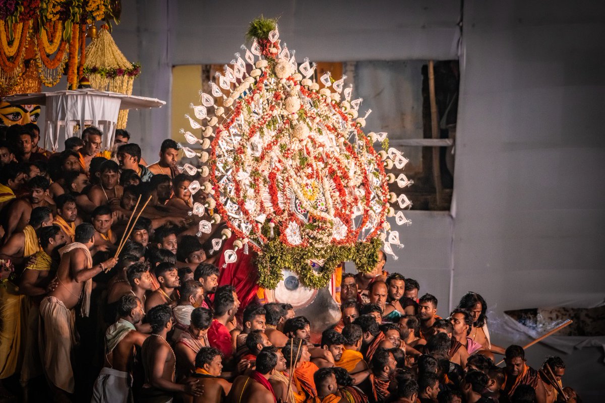 ।। ଚତୁର୍ଦ୍ଧାମୂର୍ତ୍ତିଙ୍କ ଚିତ୍ତାକର୍ଷକ ପହଣ୍ଡି ବିଜେ ।।

The majestic 'Pahandi Bije' of the deities. 

#NeeladriBije #RathaJatra2021 #ରଥଯାତ୍ରା୨୦୨୧