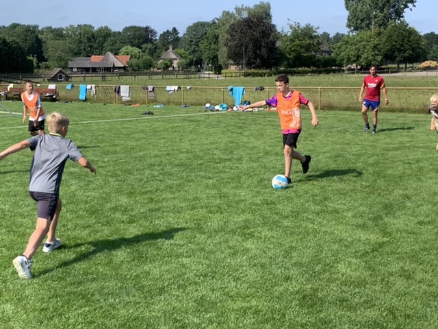 OliveoJeugdkamp's tweet photo. Vanmiddag staat na allerlei andere bezigheden weer in het teken van de core business van Oliveo, en dat blijft voetbal. We zijn op weg naar de finales bij het eilandenvoetbal en voetvolley. En daarmee loopt ook de spanning op.

https://t.co/4g71qlZMeA https://t.co/Tv3Eos4OkI