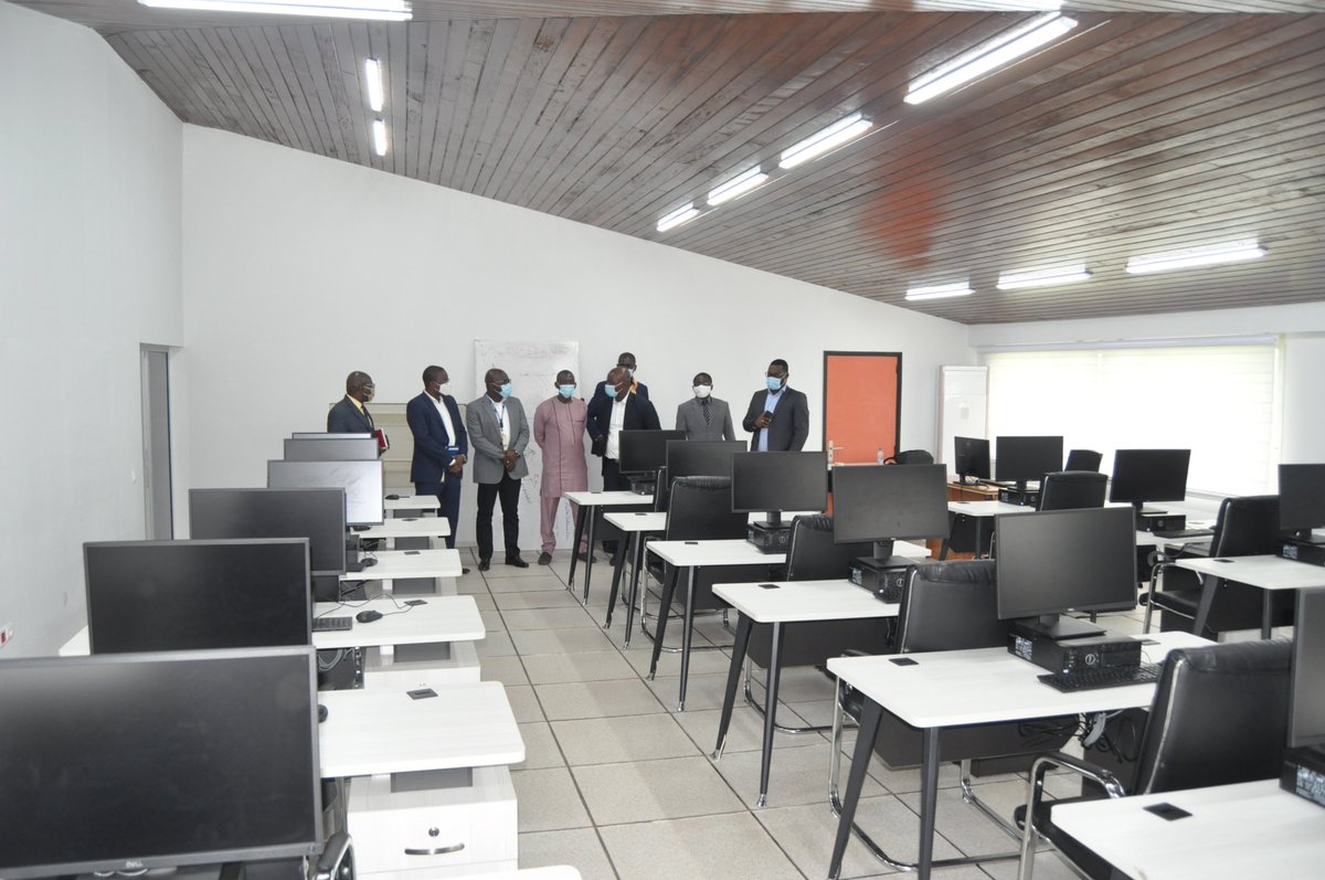inphbpolytech's tweet photo. #Schlumberger a offert ce mercredi 21 juillet 2021 à l’Ecole Supérieure de Pétrole et de l’Energie (ESPE) de 
@inphbpolytech, des logiciels d’une valeur de 5 milliards  afin de mieux préparer les auditeurs au monde du travail.
plus d'infos sur : https://t.co/dbxoJc9v9M https://t.co/QhuaCZ3Iil