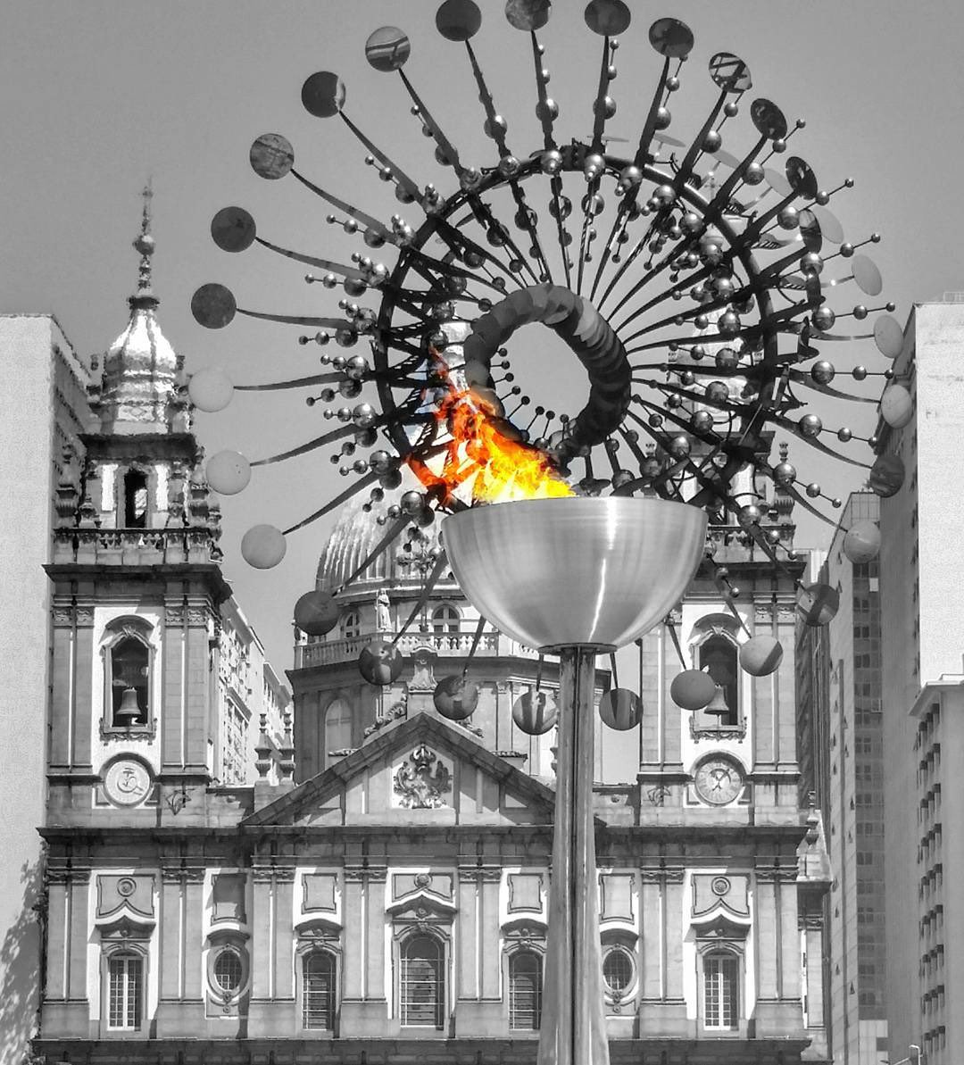 rio_antigo's tweet photo. PIRA OLÍMPICA - RIO 2016 🔥🏅
📍Candelária, Centro

Imagens da Pira Olímpica em frente à Igreja da Candelária.
Na última foto, de Beth Santos, vemos a Pira acesa de novo para marcar o início das Olimpíadas de Tóquio.

#rio2016 #cerimoniadeabertura #JogosOlimpicos #Olimpiadas https://t.co/x3cEi0rzf7