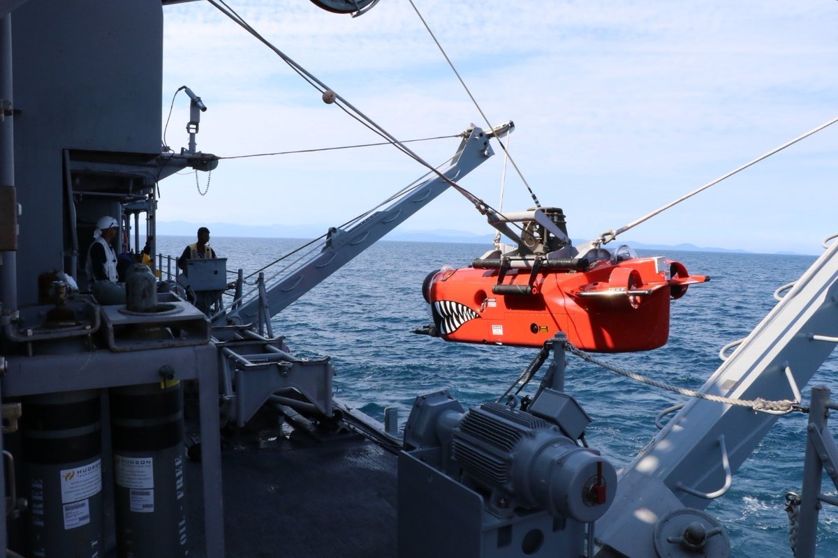 Taking every opportunity to make a job a little safer! ⚓

#USSWarrior deploys a Mine Neutralization Vehicle while conducting mine hunting operations during 2JA Mine Warfare Exercise. #UAV