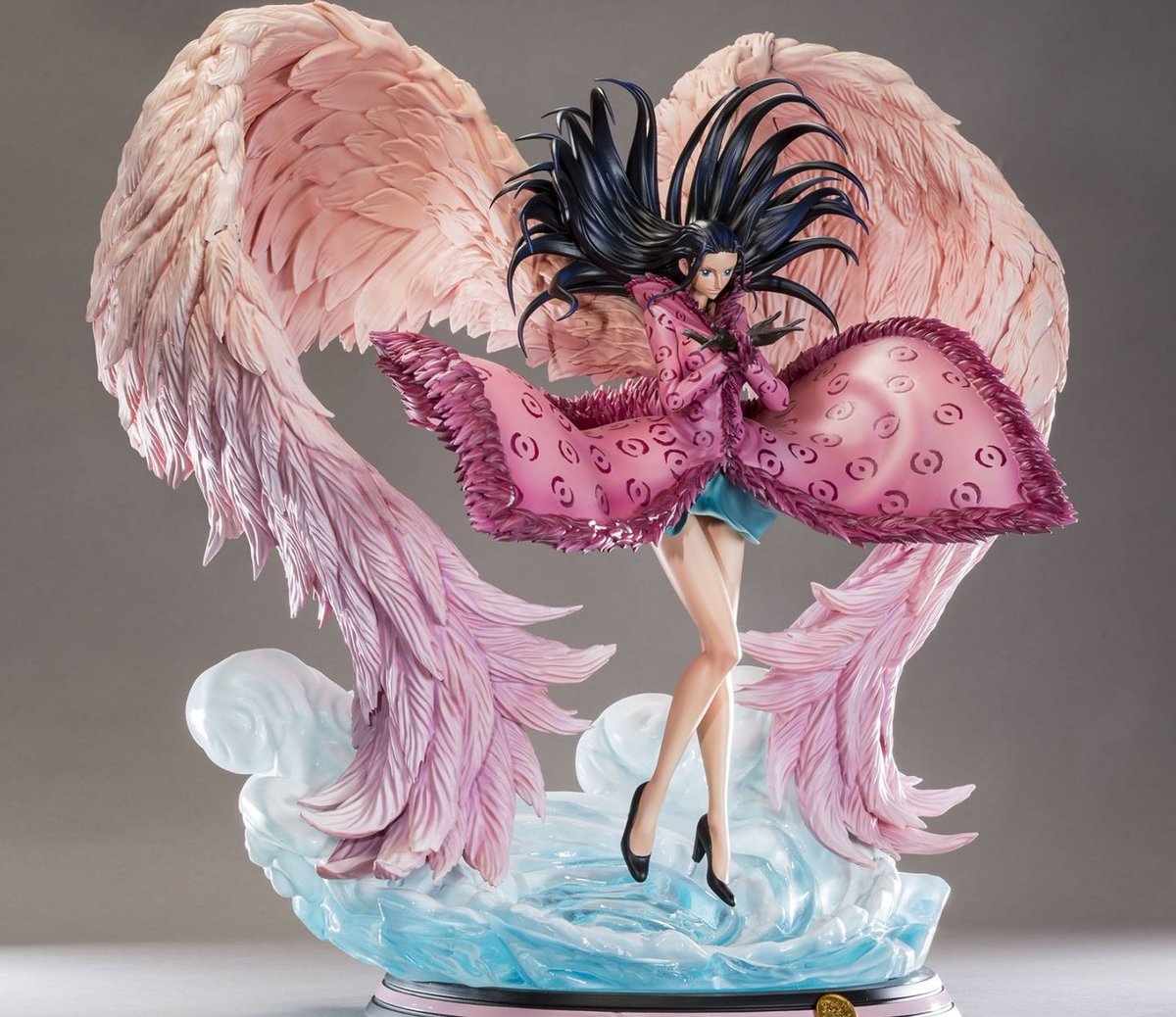 OPCrew_Oficial's tweet image. No es la primera que vemos a Macron con temas relacionados a One Piece, en Francia es un manga con mucha fuerza.