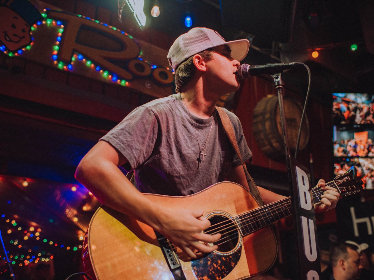 Having a great time writing and playing in Nashville this week! Thanks <a href="/buscall/">ALEXANDRA BUSCALL</a> and @tinroofnashville for having me.

#nashville #buscall #tinroof #tinroofnashville #countrymusic #livemusic